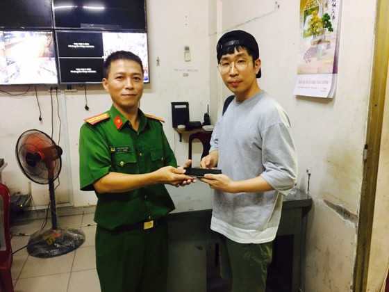 Trinh sát đặc nhiệm đuổi bắt kẻ cướp giật tài sản du khách ở khu phố Tây ảnh 2