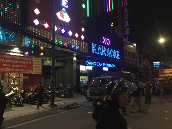 Sau khám xét nhà riêng và nhà cha mẹ, tiếp tục khám xét quán karaoke của Phúc "XO" ảnh 4