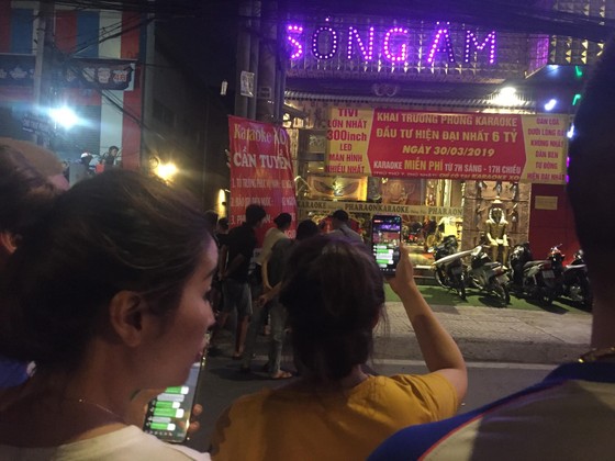 Sau khám xét nhà riêng và nhà cha mẹ, tiếp tục khám xét quán karaoke của Phúc "XO" ảnh 5