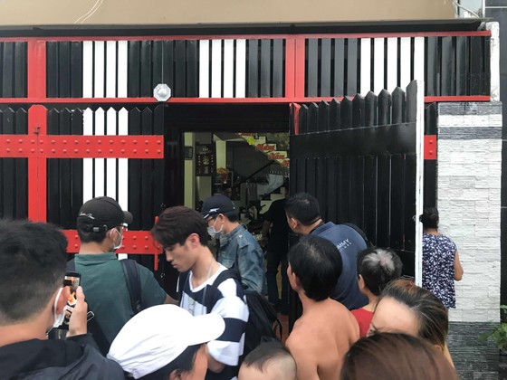Sau khám xét nhà riêng và nhà cha mẹ, tiếp tục khám xét quán karaoke của Phúc "XO" ảnh 9
