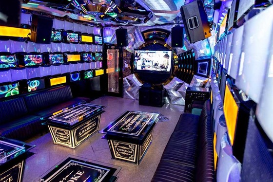Sau khám xét nhà riêng và nhà cha mẹ, tiếp tục khám xét quán karaoke của Phúc "XO" ảnh 17
