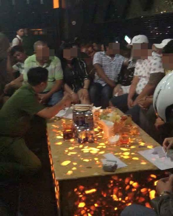 Kiểm tra quán bar Oxy Beer Club, hàng chục “dân chơi” dương tính với ma tuý ảnh 4