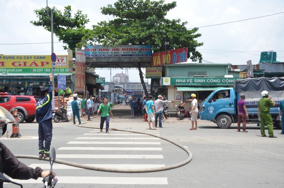 Cháy kho chứa hàng, nhiều nơi mất điện, kẹt xe giữa trưa ảnh 4