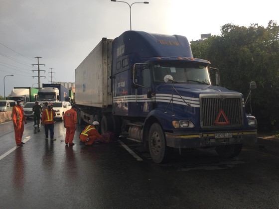 Người đàn ông mang quốc tịch Mỹ lao vào xe container nghi tự tử ảnh 1