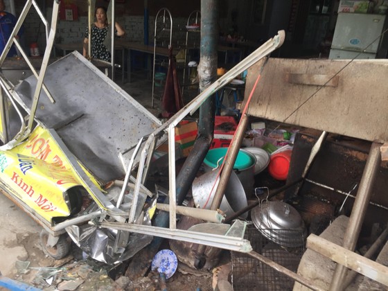 Xe ben lao vào quán cơm, 2 người bị thương nhập viện cấp cứu ảnh 5