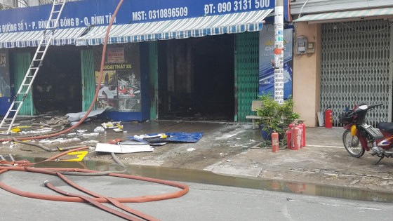 Cháy lớn tại công ty chuyên trang trí ô tô, nhiều nhà dân bị ảnh hưởng ảnh 6