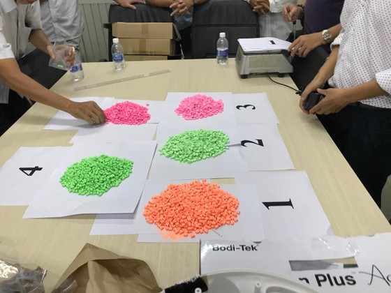 Bắt giữ hơn 14kg ma túy núp bóng quà biếu, quà tặng gửi qua đường chuyển phát nhanh ảnh 8