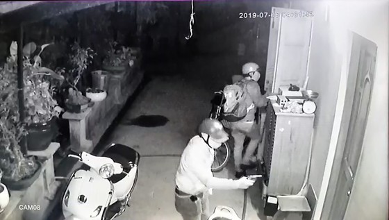 Nhóm đối tượng dùng súng tấn công 1 gia đình hết sức táo tợn ảnh 2