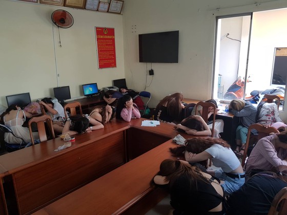 Đột kích quán bar ở trung tâm, phát hiện hơn 200 'dân chơi' sử dụng ma túy ảnh 2