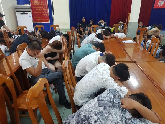 Đột kích quán bar ở trung tâm, phát hiện hơn 200 'dân chơi' sử dụng ma túy ảnh 4
