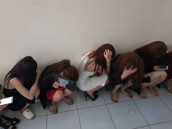 Đột kích quán bar ở trung tâm, phát hiện hơn 200 'dân chơi' sử dụng ma túy ảnh 5