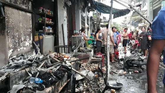 Xe máy giao gas ngã xuống đường, lửa bùng lên thiêu rụi 6 kiốt ảnh 2