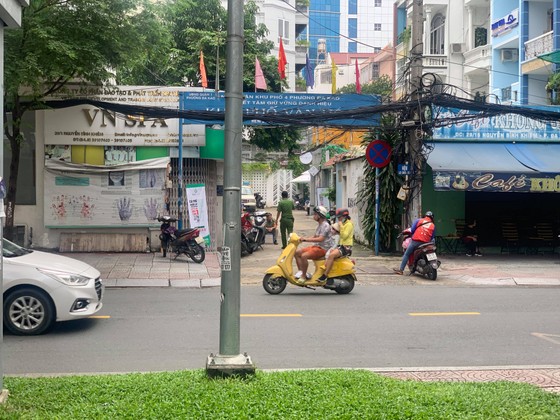 Công an điều tra vụ thẩm phán, giảng viên bị tố “bắt” cháu nhỏ ở trung tâm TPHCM ảnh 3