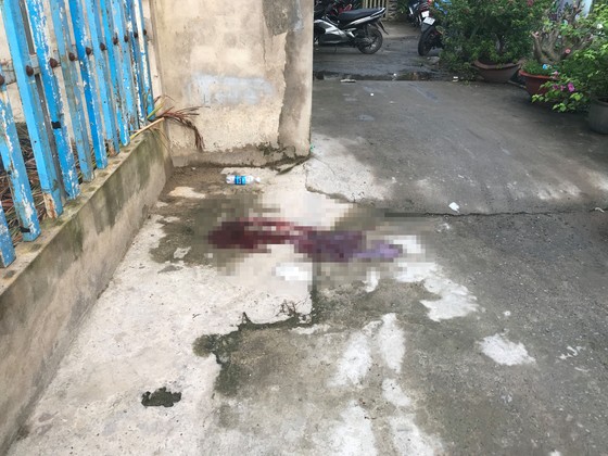 Một người tử vong trước nhà dân nghi bị trúng đạn ảnh 1