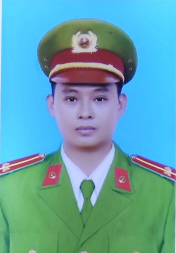 Khởi tố 3 bị can liên quan vụ ném bột ớt, khiến trung úy công an ngã tử vong ảnh 1