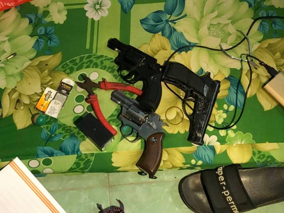 Khởi tố các đối tượng dùng súng cướp tiệm vàng ở huyện Hóc Môn ảnh 5