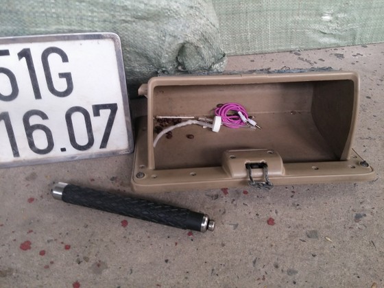 Ô tô bị nạn ngay cửa hầm Thủ Thiêm chứa hơn 15.000 gói thuốc lá lậu và dụng cụ 'chơi' ma túy ảnh 2