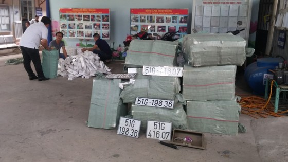 Ô tô bị nạn ngay cửa hầm Thủ Thiêm chứa hơn 15.000 gói thuốc lá lậu và dụng cụ 'chơi' ma túy ảnh 1