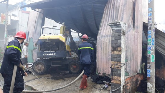 Cháy lớn ở nhà xưởng chứa vải huyện Hóc Môn, nhiều người hoảng sợ ảnh 4