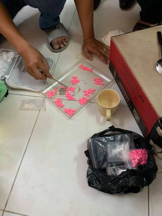 Bắt giữ 2 đối tượng mua bán vận chuyển 3,4 kg ma túy cùng 400 viên thuốc lắc ảnh 1