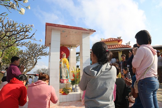 Con đường đá xẻ biển nối bờ với Hòn Bà ảnh 12