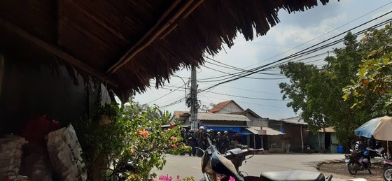 Thứ trưởng Bộ Công an tới hiện trường nơi công an vây bắt kẻ nổ súng ở Củ Chi ảnh 16