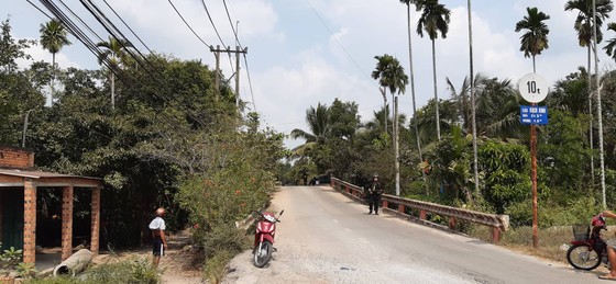 Thứ trưởng Bộ Công an tới hiện trường nơi công an vây bắt kẻ nổ súng ở Củ Chi ảnh 17