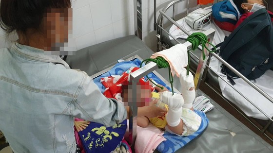 Khởi tố, bắt tạm giam kẻ đánh con ruột 4 tháng tuổi xuất huyết não, gãy chân ảnh 1