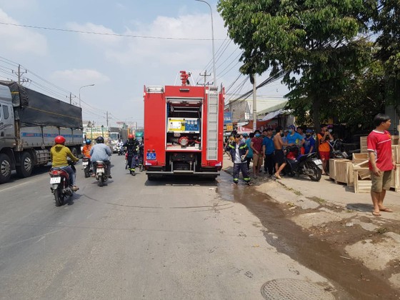 Cháy xưởng cơ khí giữa trưa nhiều công nhân tháo chạy ảnh 2