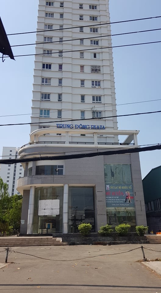 Người đàn ông đánh phụ nữ tới tấp trong thang máy ảnh 1