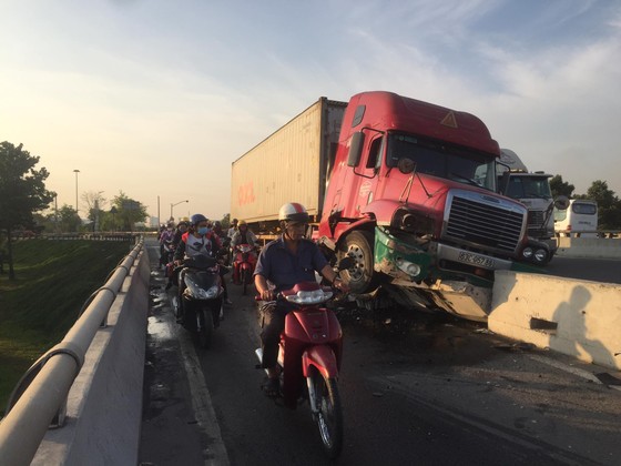 Xe container tông dải phân cách trên Quốc lộ 1, nhiều người thoát chết ảnh 2