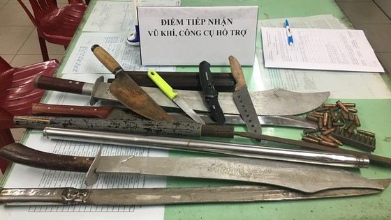 Người dân giao nộp súng đạn cùng nhiều hung khí được tặng gạo và nhu yếu phẩm ảnh 2