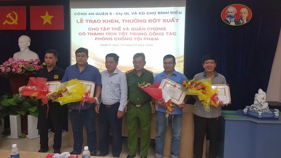 Khen thưởng người dân dũng cảm bắt cướp ở chợ Bình Điền ảnh 1