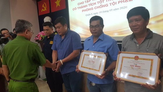 Khen thưởng người dân dũng cảm bắt cướp ở chợ Bình Điền ảnh 2
