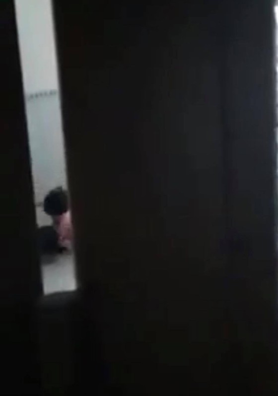 Cha dượng đánh, đập đầu bé gái vào tường khai gì với công an? ảnh 1