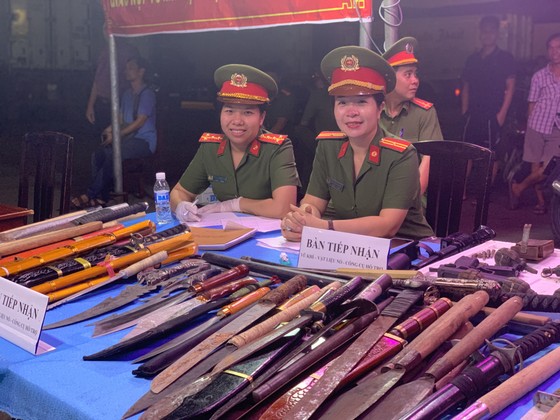 Người dân tự nguyện giao nộp vũ khí cho lực lượng công an ở chợ đầu mối Thủ Đức ảnh 3