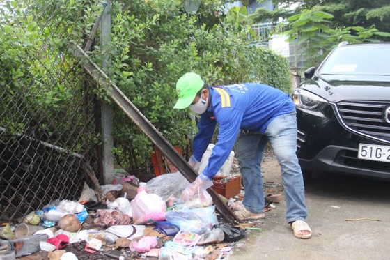 Nhặt được 17,3 triệu đồng và hơn 6 lượng vàng, đôi vợ chồng thu gom rác trả lại cho người bị mất ảnh 1