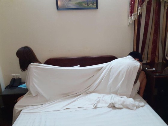Bắt tạm giam quản lý nhà hàng kiêm 'tú bà' môi giới cho nhân viên bán dâm ở quận 1 ảnh 2