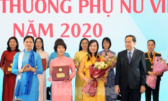  7 tập thể và 10 cá nhân nhận Giải thưởng Phụ nữ Việt Nam năm 2020 ảnh 1