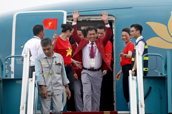 Hàng ngàn người hâm mộ đổ ra đường đón Đoàn thể thao Việt Nam ảnh 1