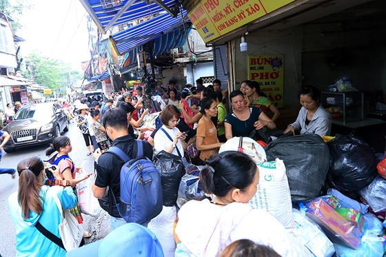 Xúc động cảnh hàng trăm người xếp hàng nhận quà hỗ trợ sau vụ cháy cạnh Bệnh viện Nhi Trung ương ảnh 3