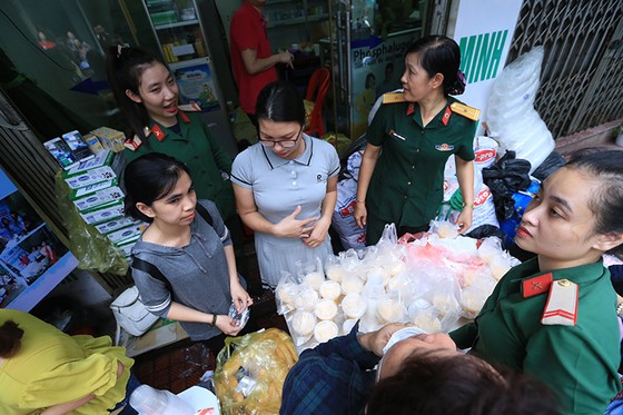 Xúc động cảnh hàng trăm người xếp hàng nhận quà hỗ trợ sau vụ cháy cạnh Bệnh viện Nhi Trung ương ảnh 6