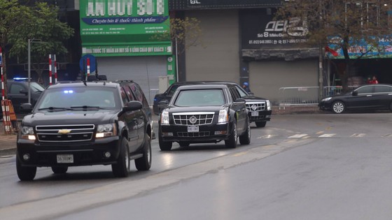 VIDEO:Cận cảnh "quái thú" của Tổng thống Trump lướt bánh trên phố Hà Nội ảnh 6