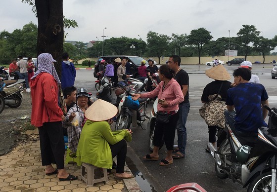 Công an bắt 6 'cò vé' trước trận Việt Nam - Malaysia ảnh 1