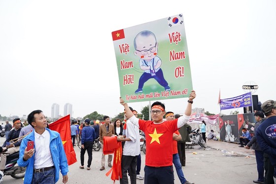 Lo tắc đường, hàng ngàn cổ động viên đến Mỹ Đình sớm cổ vũ đội tuyển Việt Nam ảnh 8