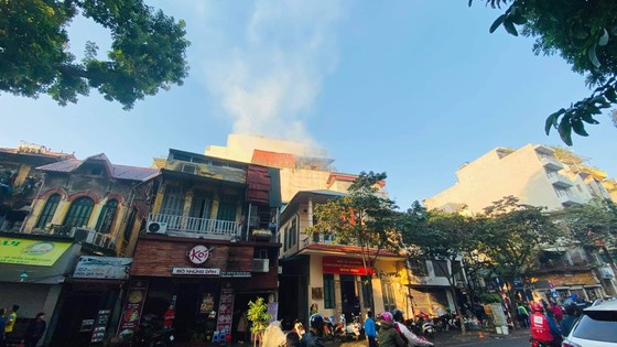 Cháy lớn tại quán karaoke trên phố Thi Sách ảnh 4