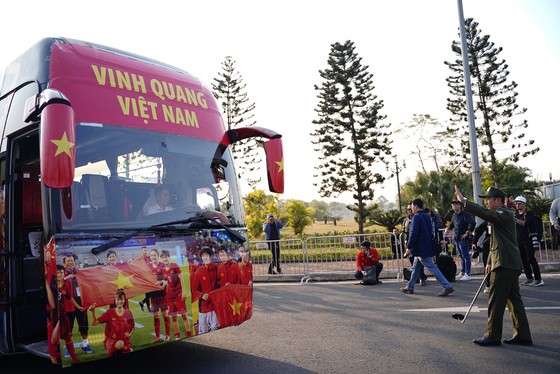 Người hâm mộ có mặt rất sớm đón các cầu thủ U22 và đội tuyển nữ Việt Nam ảnh 6
