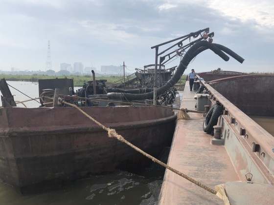 Bắt giữ 8 phương tiện khai thác cát trái phép trên sông Hồng ảnh 2