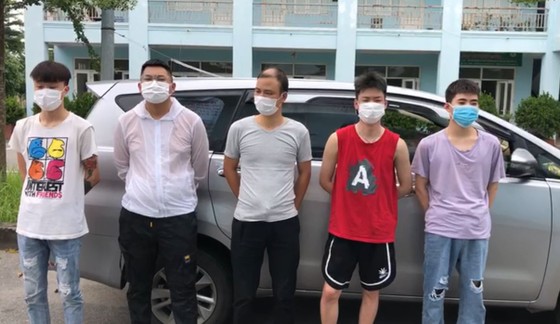 Bắt 5 người Trung Quốc nhập cảnh trái phép chuẩn bị vào TPHCM ảnh 1