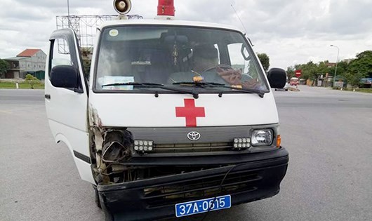 Va chạm giao thông, tài xế xe cứu thương đuổi chém tài xế xe tải ảnh 1